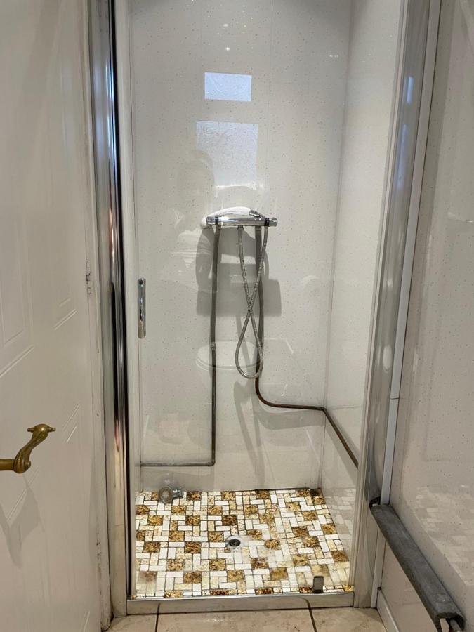 Renovated 4-Bed Home - Sleeps 9 - Parking - Spa ブラックプール エクステリア 写真