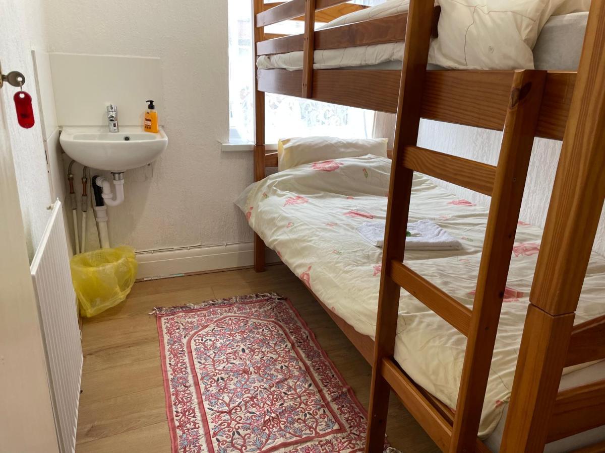 Renovated 4-Bed Home - Sleeps 9 - Parking - Spa ブラックプール エクステリア 写真