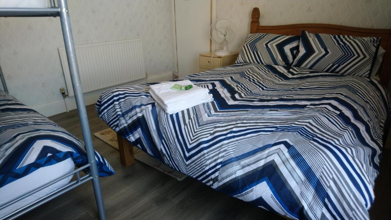 Renovated 4-Bed Home - Sleeps 9 - Parking - Spa ブラックプール エクステリア 写真