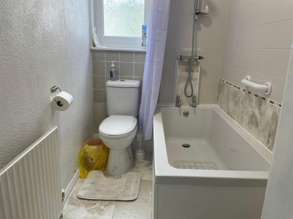 Renovated 4-Bed Home - Sleeps 9 - Parking - Spa ブラックプール エクステリア 写真