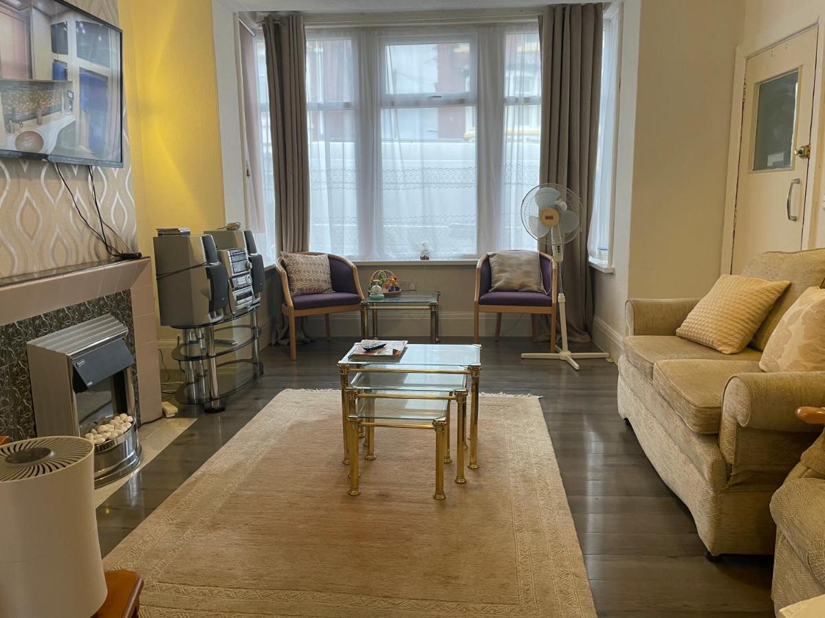 Renovated 4-Bed Home - Sleeps 9 - Parking - Spa ブラックプール エクステリア 写真