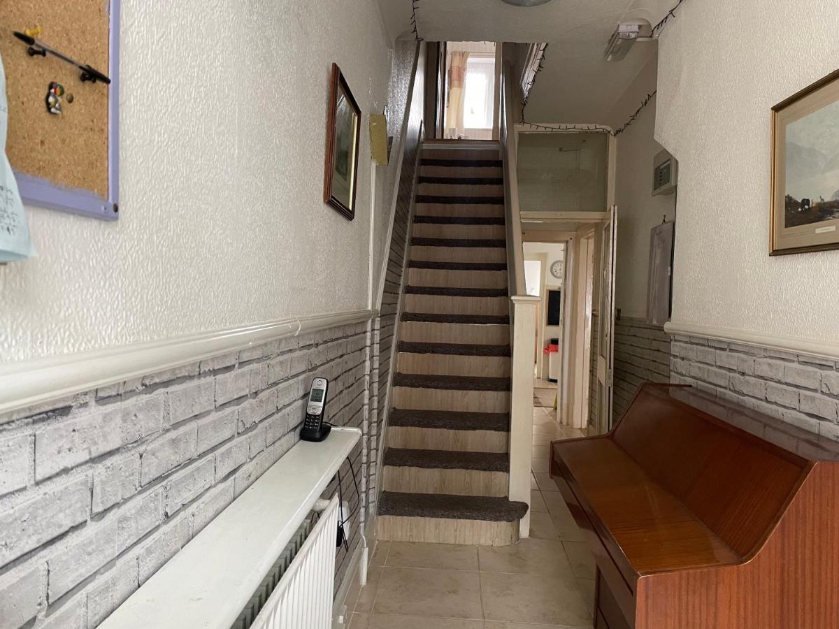 Renovated 4-Bed Home - Sleeps 9 - Parking - Spa ブラックプール エクステリア 写真