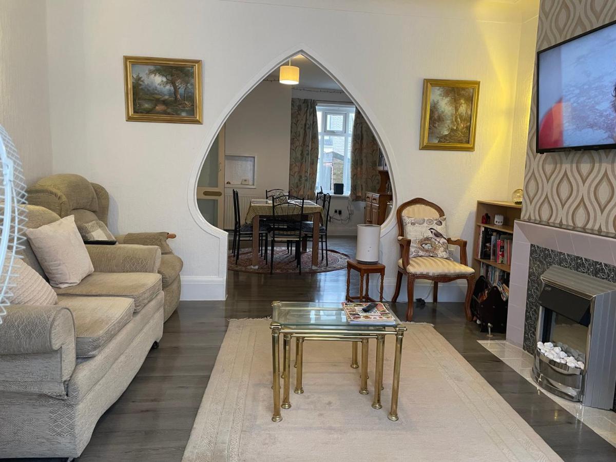 Renovated 4-Bed Home - Sleeps 9 - Parking - Spa ブラックプール エクステリア 写真