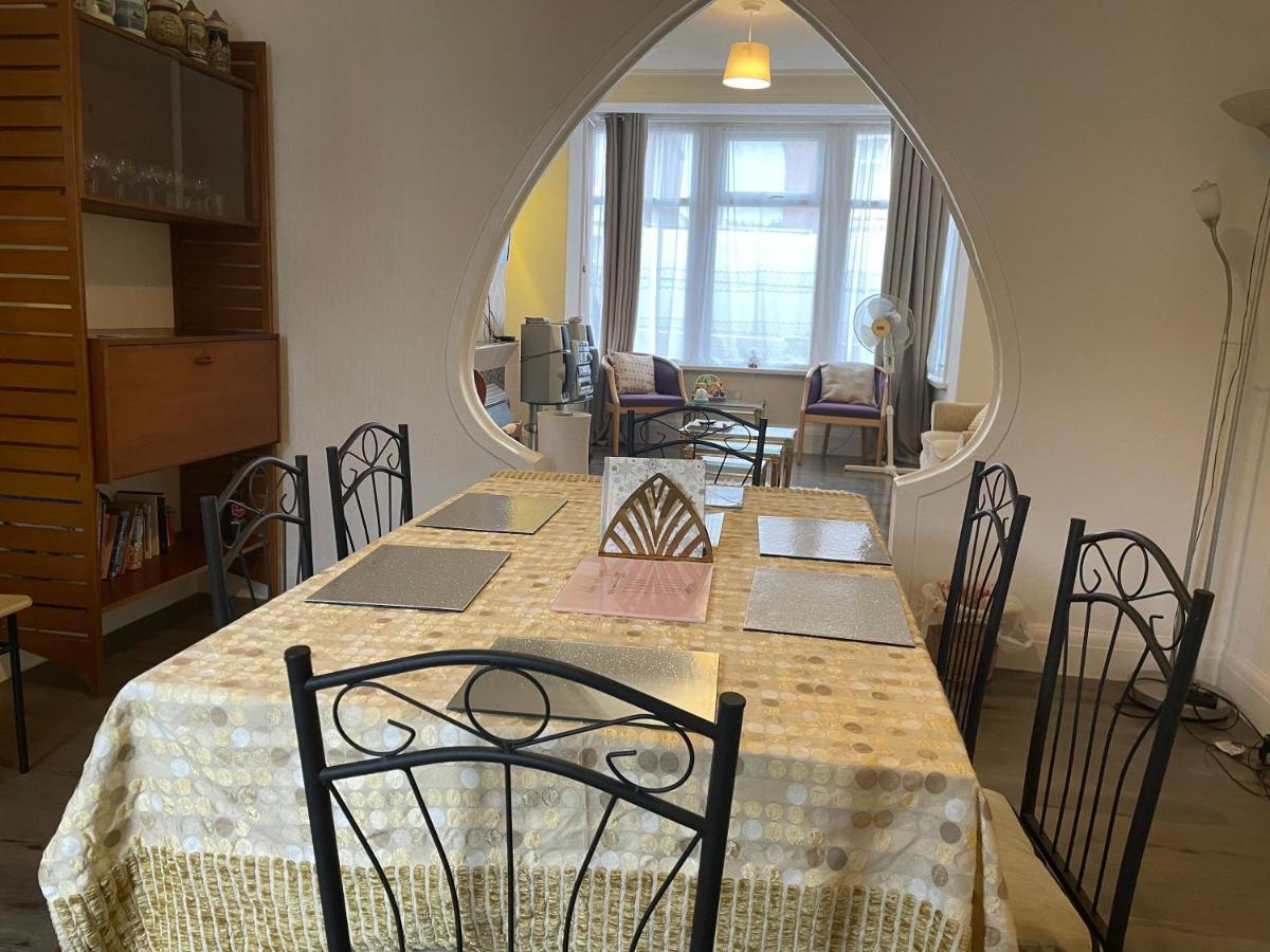 Renovated 4-Bed Home - Sleeps 9 - Parking - Spa ブラックプール エクステリア 写真